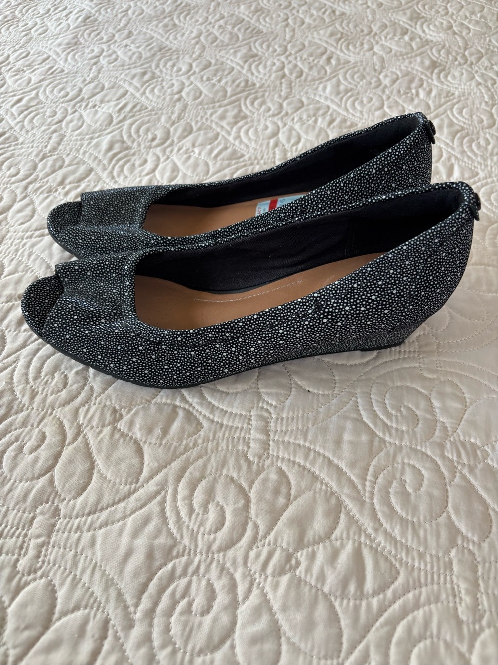 NWT Clarks Black Speckled Vendra Daisy Wedge Peep-Toe Shoes